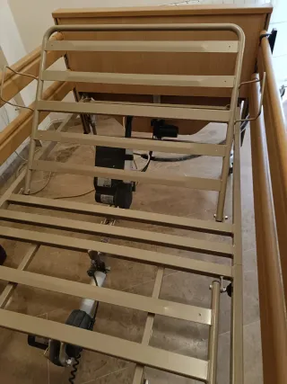 Cama articulada con colchón antiescaras