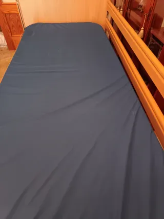 Cama articulada con colchón antiescaras