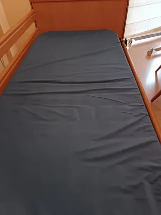 Cama articulada con colchón antiescaras