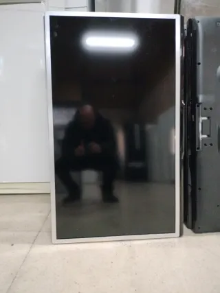 Televisión Philips Negra y Plateada