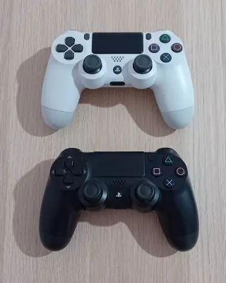 PlayStation 4 500GB + 2 Mandos