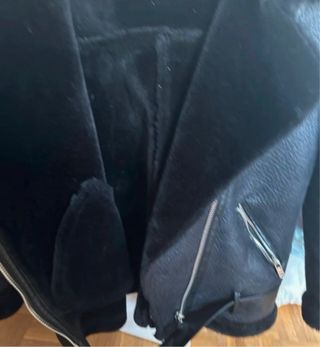 Cazadora Zara efecto piel negra