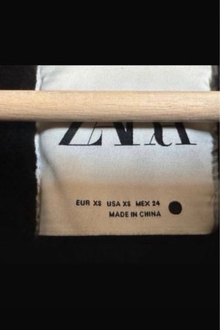 Cazadora Zara efecto piel negra