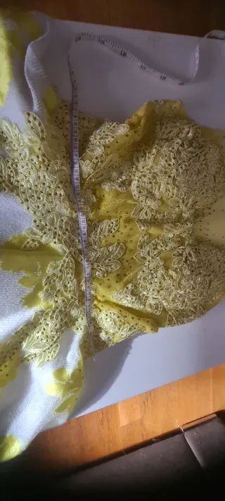 Vestido elegante mujer blanco y amarillo