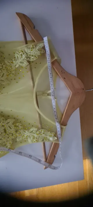 Vestido elegante mujer blanco y amarillo