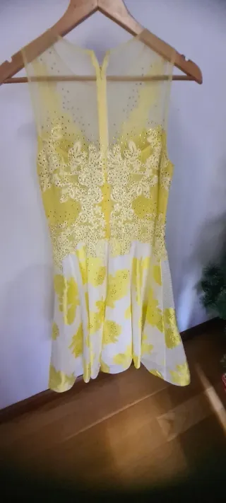 Vestido elegante mujer blanco y amarillo