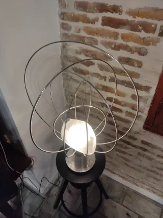 Lámpara de mesa moderna metal y cristal