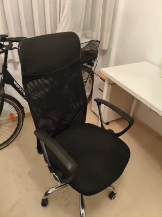 Silla de oficina ergonómica de malla.