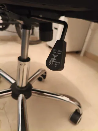 Silla de oficina ergonómica de malla.