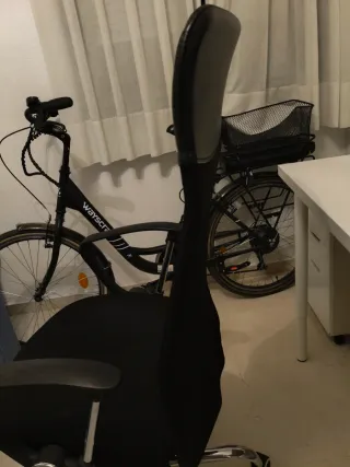 Silla de oficina ergonómica de malla.