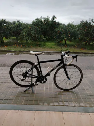 Bicicleta de carretera GHOST negra