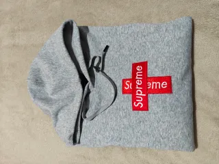 Supreme Moletom Cinza com Logo Cruzado
