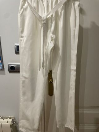 Pantalón blanco fruncido con cinturón