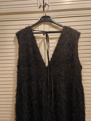 Vestido fiesta negro con flecos