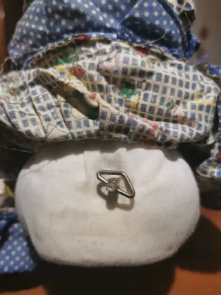 Bambola con carillon musicale a chiavetta