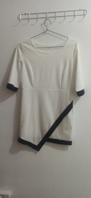 Vestido blanco manga corta asimétrico