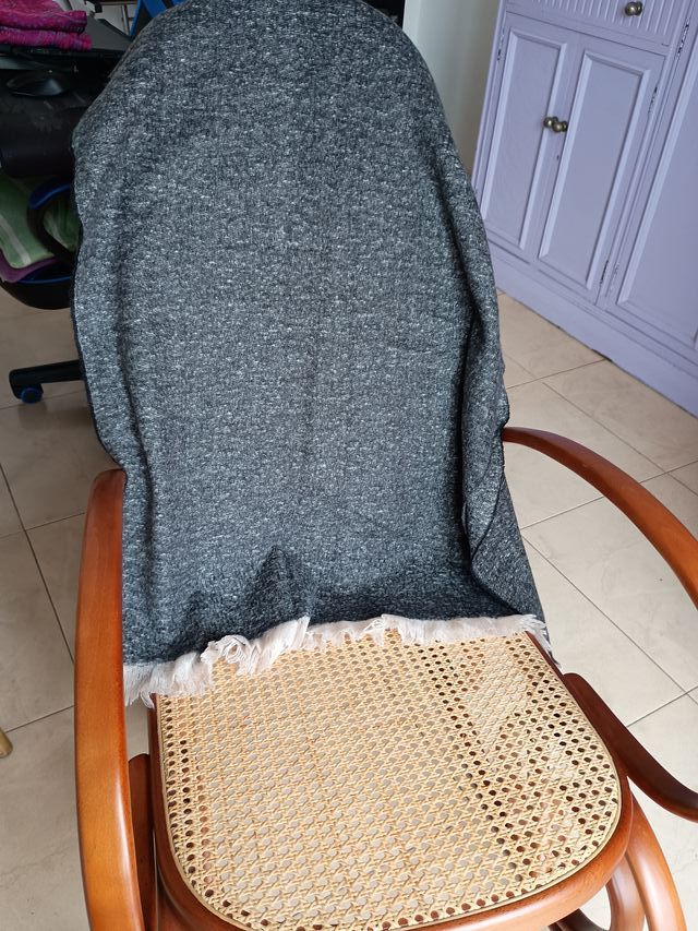 Bufanda gris con flecos blancos