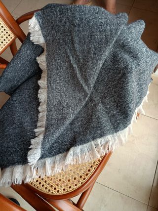 Bufanda gris con flecos blancos