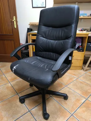 Poltrona da ufficio con schienale alto, molto comoda