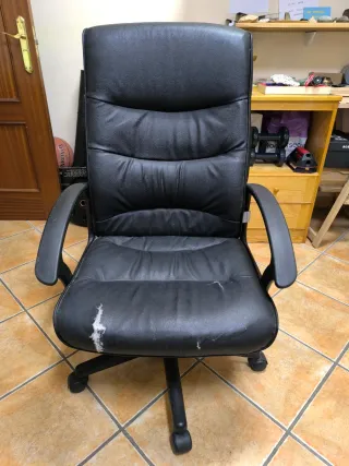 Poltrona da ufficio con schienale alto, molto comoda