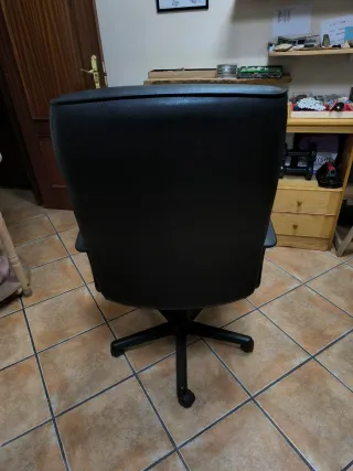 Poltrona da ufficio con schienale alto, molto comoda