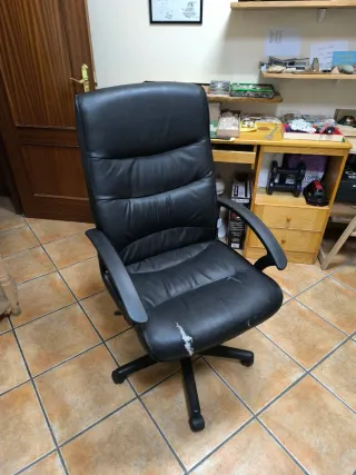 Poltrona da ufficio con schienale alto, molto comoda