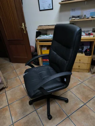 Poltrona da ufficio con schienale alto, molto comoda