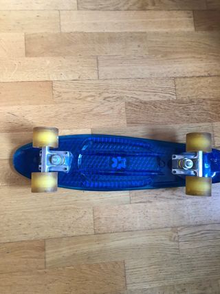 Patinete azul 4 ruedas amarillas