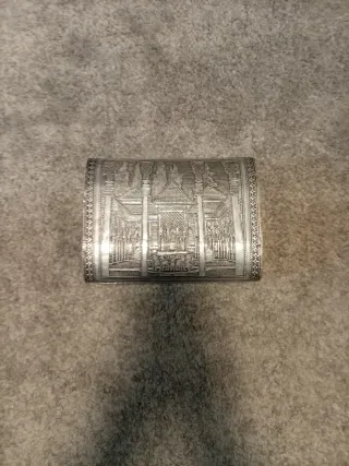 Joyero plateado con diseño grabado a mano