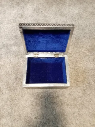 Joyero plateado con diseño grabado a mano