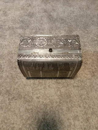 Joyero plateado con diseño grabado a mano