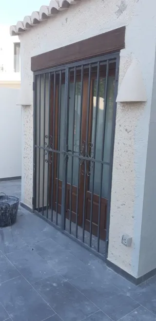 Puerta de hierro forjado