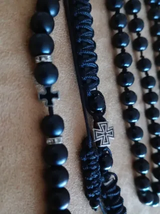 Lote de bisutería negra y plata.