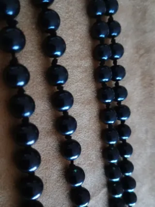 Lote de bisutería negra y plata.