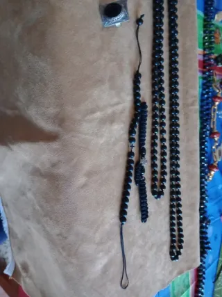 Lote de bisutería negra y plata.