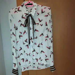 Blusa con chalina y estampado de golondrinas