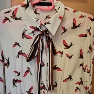 Blusa con chalina y estampado de golondrinas