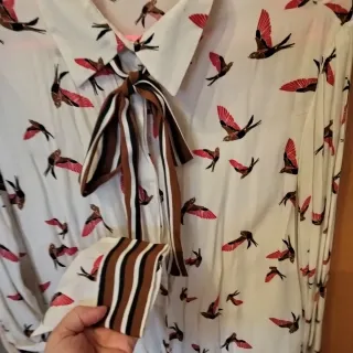 Blusa con chalina y estampado de golondrinas