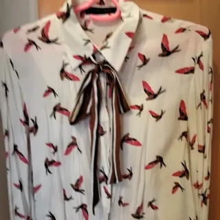 Blusa con chalina y estampado de golondrinas