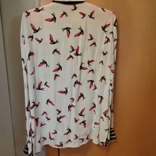 Blusa con chalina y estampado de golondrinas