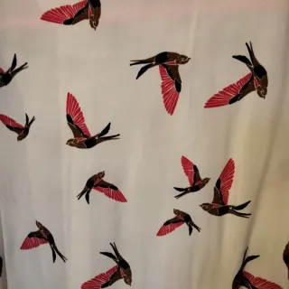 Blusa con chalina y estampado de golondrinas