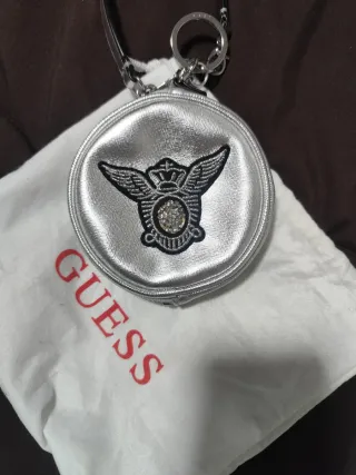 Monedero Guess plateado con aplique original