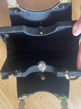 Bolso de fiesta negro con asa dorada