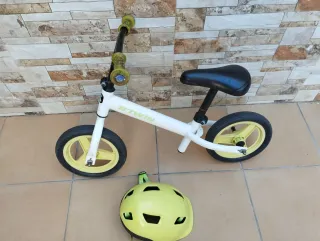 Bicicleta sin pedales Btwin blanca y amarilla