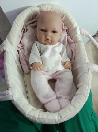 Muñeca bebé en cunita rosa