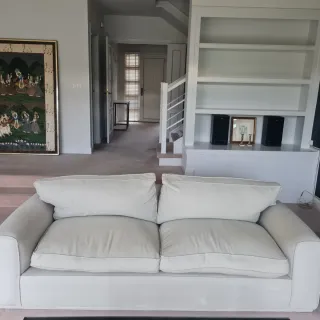 Sofá tapizado beige y blanco