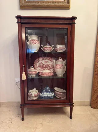 Vitrina Clásica Madera y Cristal con Luz