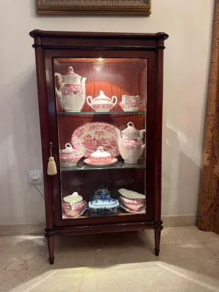 Vitrina Clásica Madera y Cristal con Luz