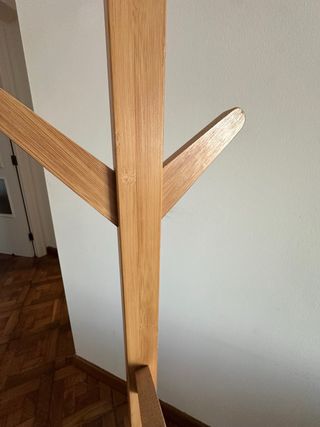 Perchero de madera de bambú