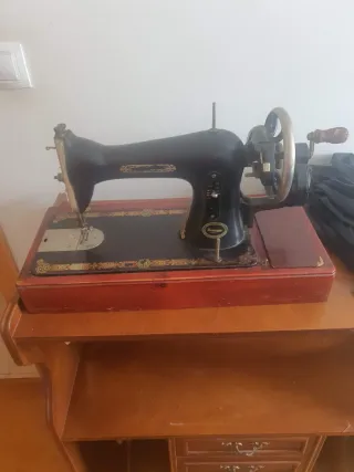 Máquina de coser antigua manual